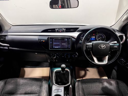 2019-toyota-hilux-revo-2-4-e-plus-4wd-1p1910-slide-thumbnail-2