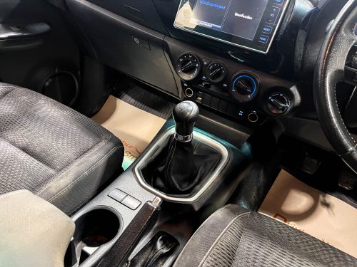 2019-toyota-hilux-revo-2-4-e-plus-4wd-1p1910-slide-thumbnail-4