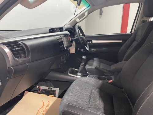 2019-toyota-hilux-revo-2-4-e-plus-4wd-1p1944-slide-thumbnail-3