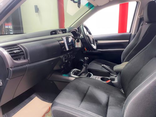 2019-toyota-hilux-revo-2-4-e-1p1981-slide-thumbnail-0
