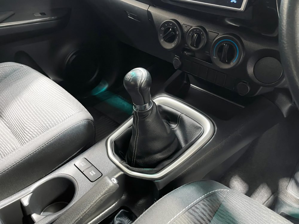 2018 TOYOTA HILUX REVO 2.4 E [1P2013]* - 9