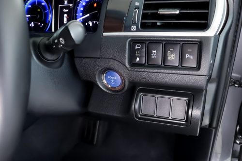 2017-toyota-camry-2-5-hybrid-1p1946-slide-thumbnail-13
