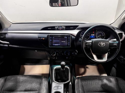 2018-toyota-hilux-revo-2-4-e-plus-4wd-1p2126-slide-thumbnail-3