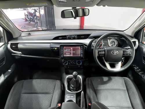 2020-toyota-hilux-revo-2-4-mid-prerunner-1p2054-slide-thumbnail-8