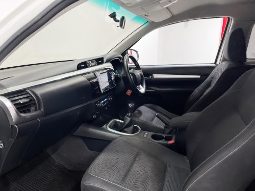 2020-toyota-hilux-revo-2-4-g-1p2264-slide-thumbnail-9