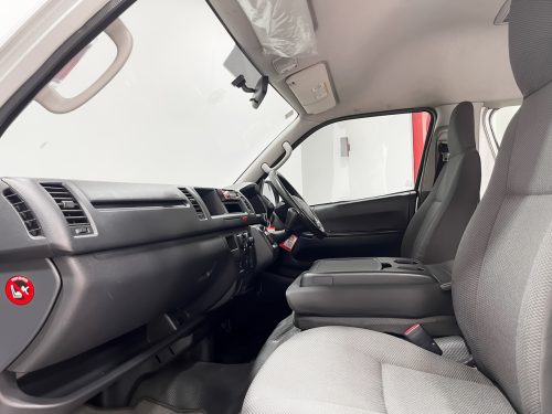 2018-toyota-commuter-3-0-dvd-1p2244-slide-thumbnail-5
