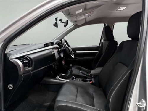 2021-toyota-hilux-revo-2-4-z-edition-mid-1d0032-slide-thumbnail-4