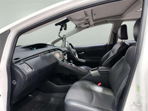 2014-toyota-prius-1-8-hybrid-top-grade-1s1258v-slide-thumbnail-4