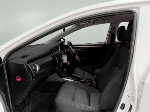 2018-toyota-corolla-altis-1-8-e-1c0050-slide-thumbnail-4