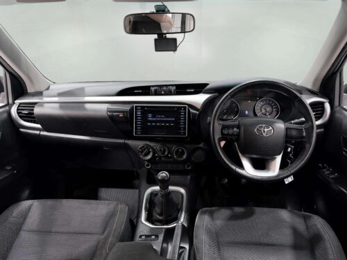 2020-toyota-hilux-revo-2-4-e-1s1285-slide-thumbnail-4
