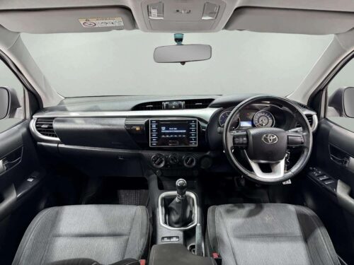 2020-toyota-hilux-revo-2-4-z-edition-e-1n0065-slide-thumbnail-4