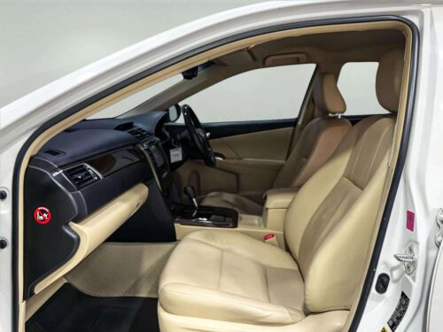 2015-toyota-camry-2-5-hybrid-premium-1p2606v-slide-thumbnail-5