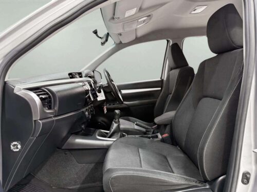 2020-toyota-hilux-revo-2-4-z-edition-e-1n0065-slide-thumbnail-5