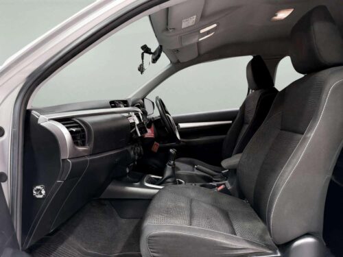 2020-toyota-hilux-revo-2-4-e-1s1285-slide-thumbnail-5