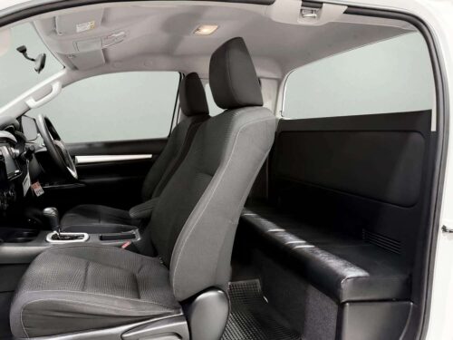 2020-toyota-hilux-revo-2-4-prerunner-entry-smart-cab-1n0063-slide-thumbnail-6