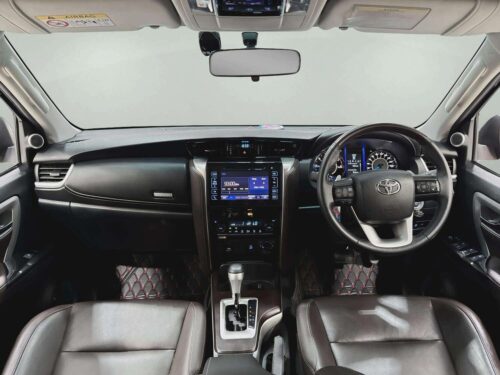 2019-toyota-fortuner-2-4-v-4wd-1n0103-slide-thumbnail-4