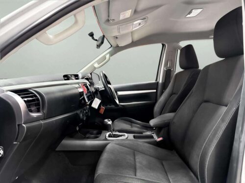 2018-toyota-hilux-revo-2-4-e-prerunner-1p2762-slide-thumbnail-5
