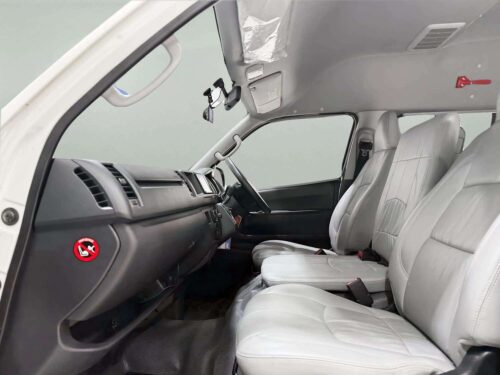 2019-toyota-commuter-3-0-d4d-1p2806-slide-thumbnail-5