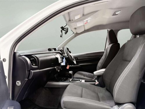 2023-toyota-hilux-revo-2-4-z-edition-entry-smart-cab-1p2772-slide-thumbnail-5