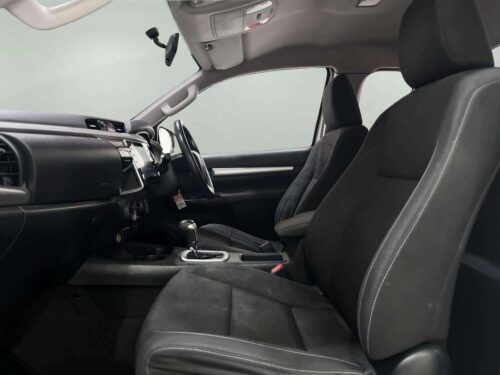 2021-toyota-hilux-revo-2-4-prerunner-mid-smart-cab-1a0104-slide-thumbnail-5