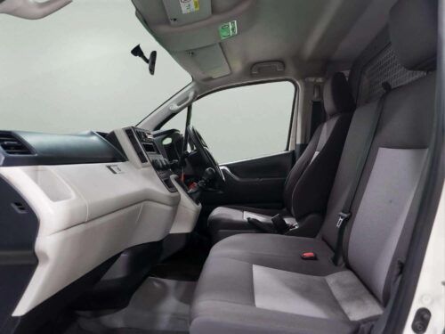 2019-toyota-hiace-2-8-eco-1p3036-slide-thumbnail-7