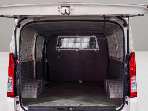 2019-toyota-hiace-2-8-eco-1p3036-slide-thumbnail-16